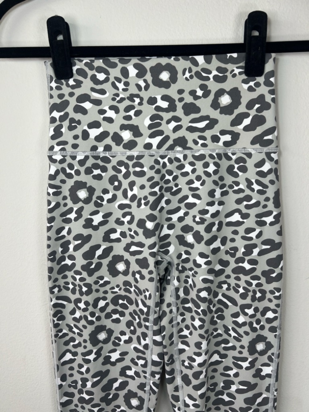 Offline by Aerie Goals 7/8 High Rise Leggings Gray Cheetah Yoga Pilates FLAW Sm - Picture 2 of 9